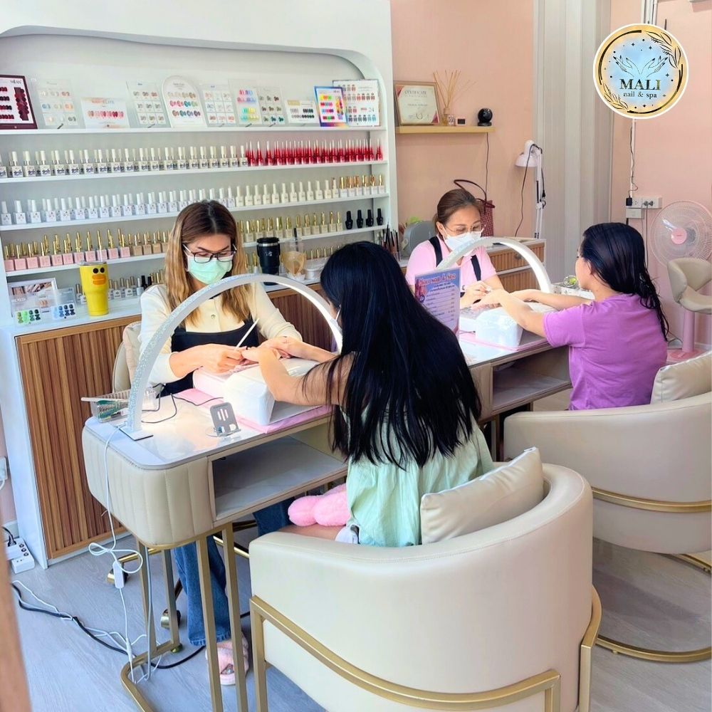ทีมช่างมืออาชีพ ใส่ใจทุกขั้นตอน - ร้านทำเล็บ ประชาอุทิศ Mali Nail & Spa